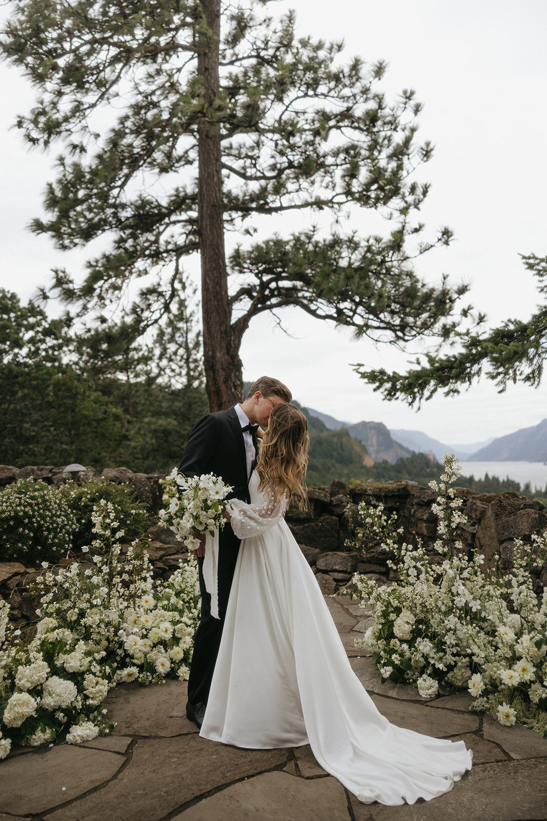 the-griffin-house-hood-river-wedding-photos-e+j-3273