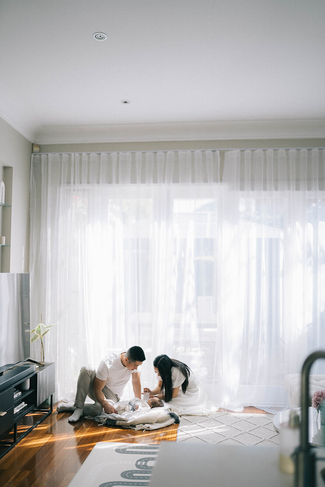 inner-west-newborn-photography-lifestyle-in-living-room