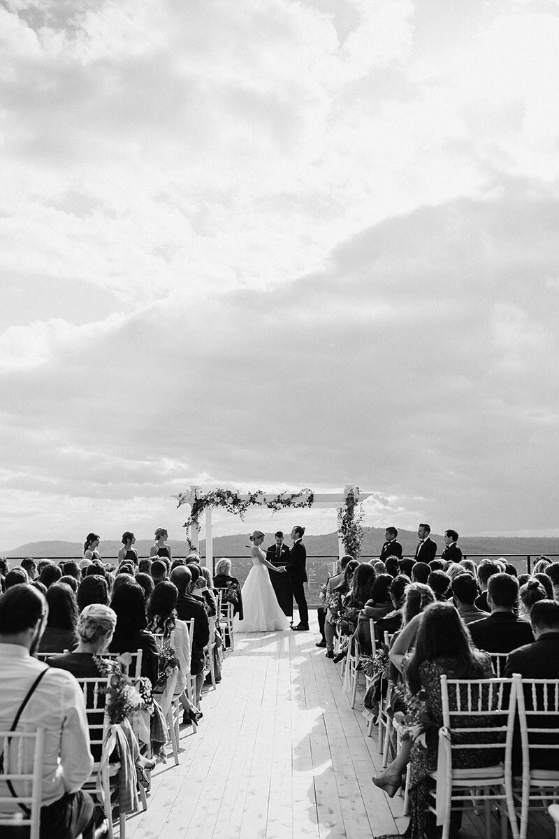 Réception de mariage extérieure devant les montages, à la Montagne coupée. 