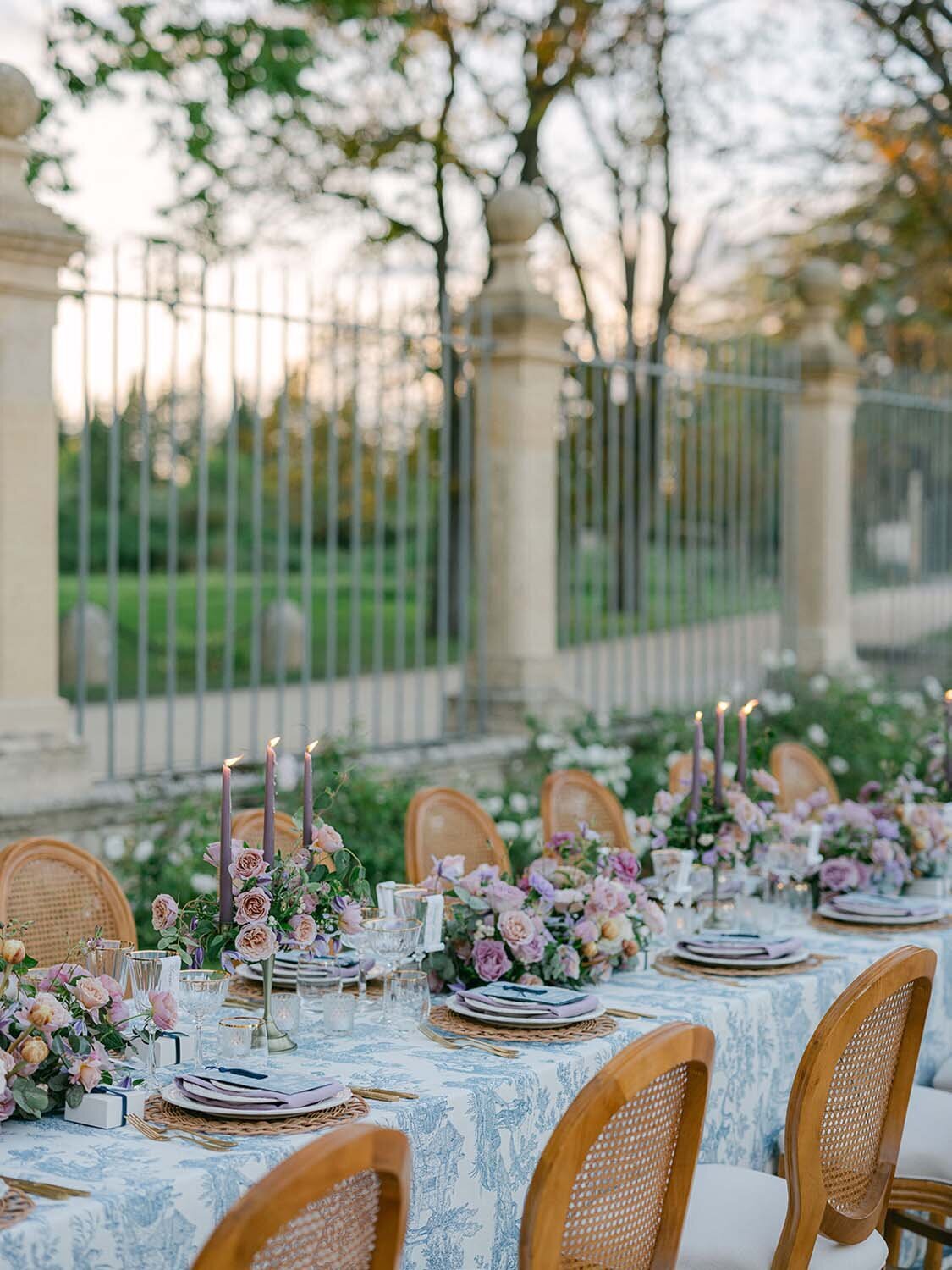 lavender and blue Dior inspired wedding at chateau de Fonscolombe Veronique Lorre floral event designer - thomas audiffren photography22