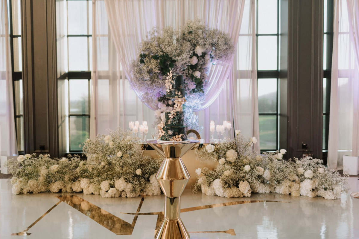 wedding-reception-green-babysbreath-ivory-roses-candelabras-1