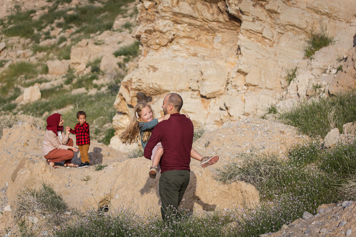 muslim-family-by-the-mountains