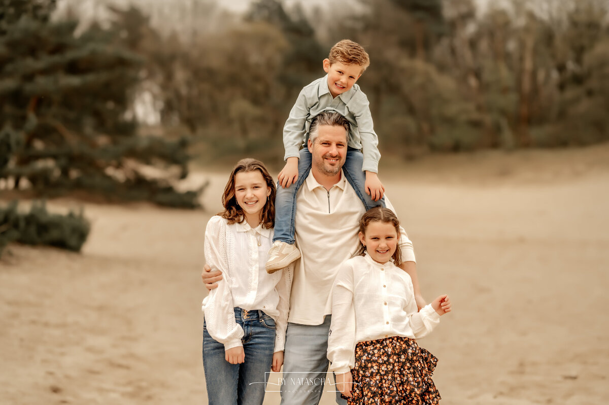 Gezinsfoto van vader met zijn zoon en twee dochters in de duinen van Herperduin