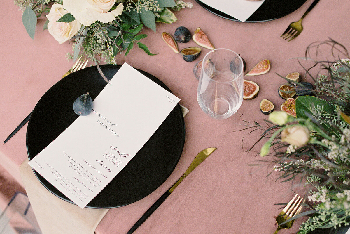 pink-black-modern-wedding-tablescape