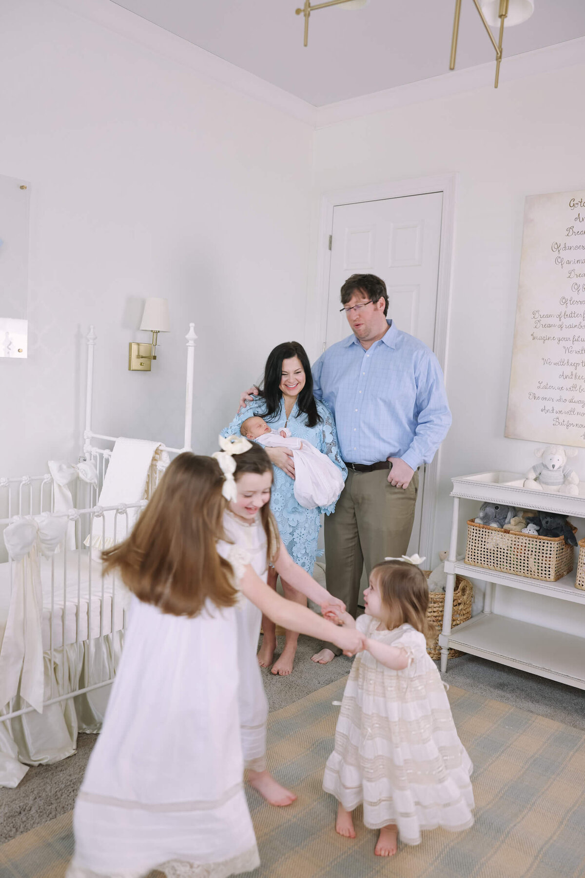 siblings-dancing-in-newborn-room