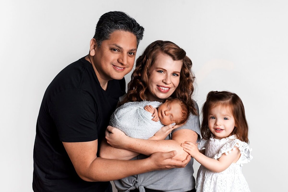 mobile-in-home-newborn-photography-vancouver-fraser-valley_family-mother-father-toddler-sister-baby-boy