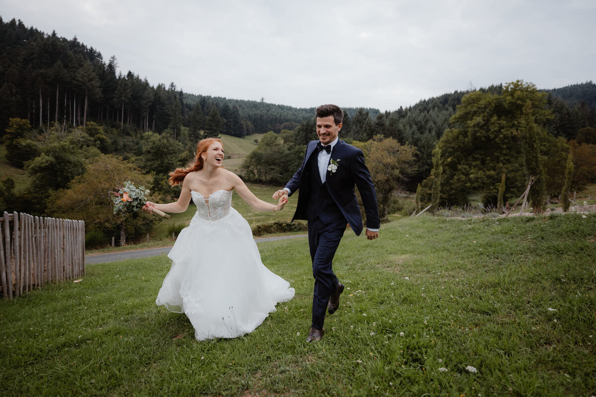 Berenice-et-Remy-mariage-couple-exterieur-foret1
