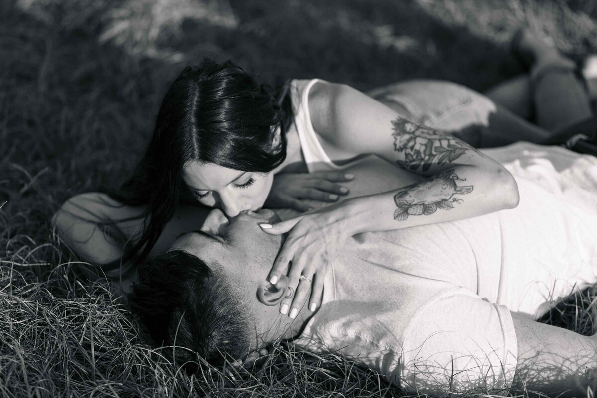 11-monotone-couple-laying-field