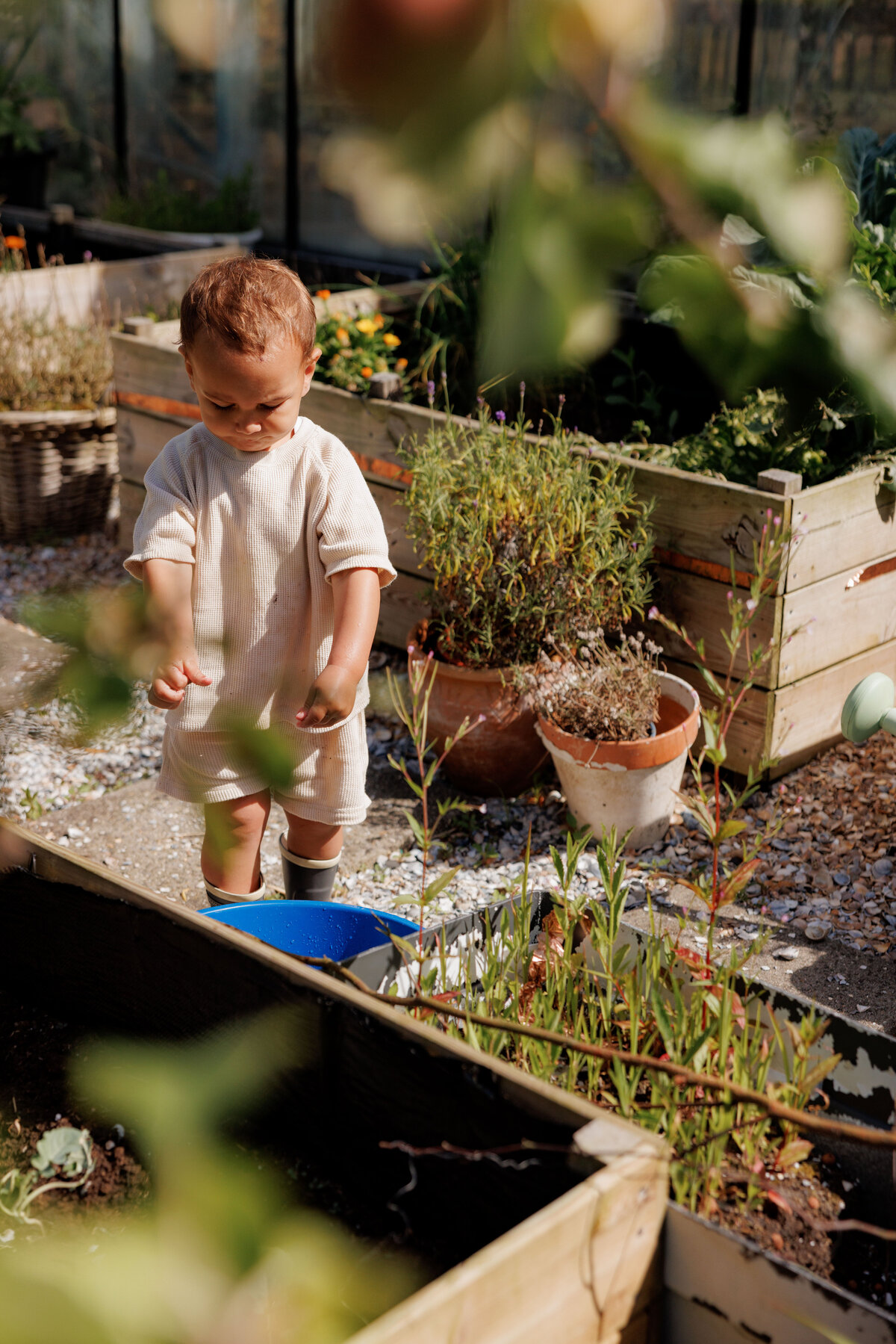 Kind in moestuin