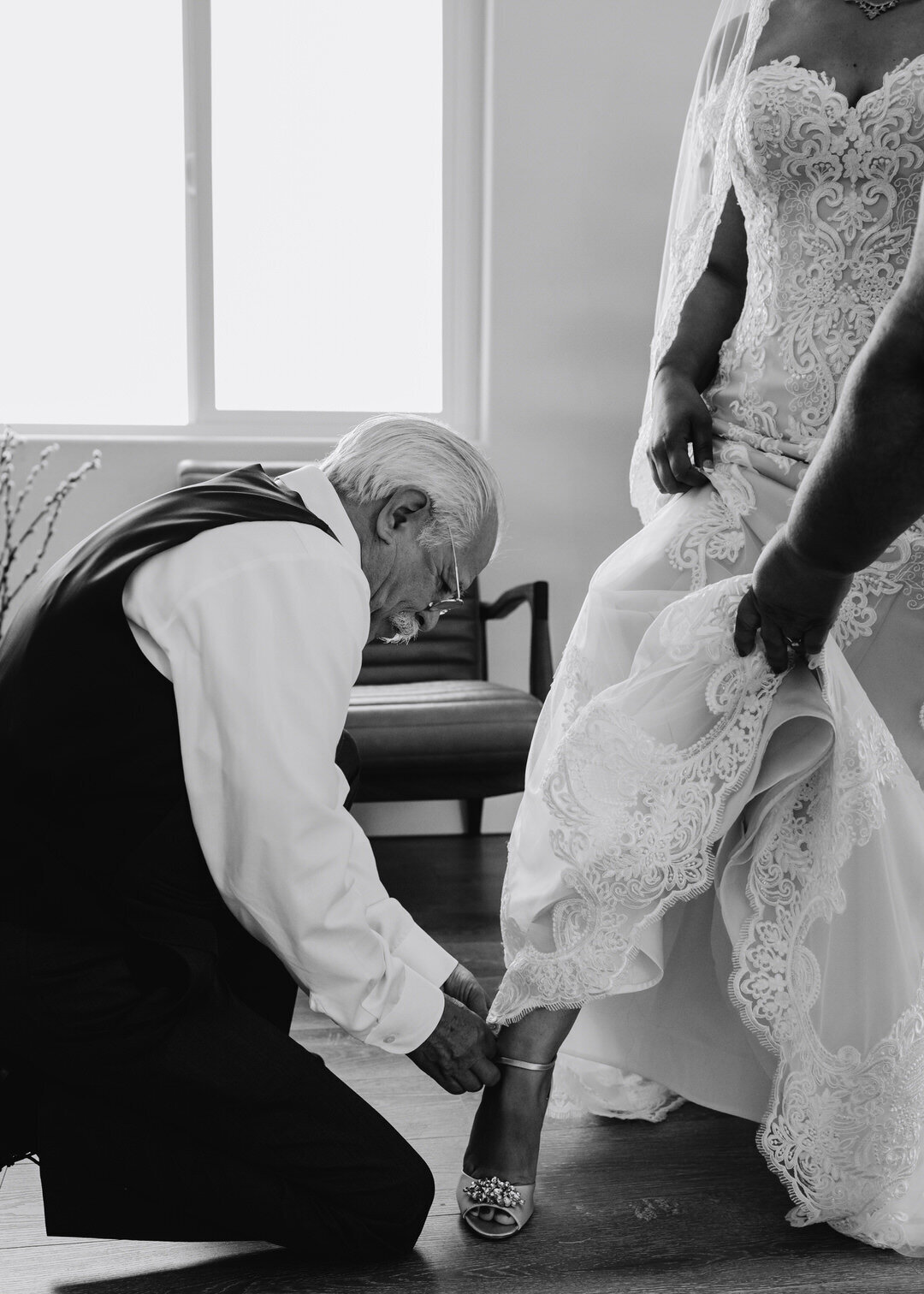 Katherine_Beth_Photography_san_diego_wedding_san_diego_wedding_photographer_brick_liberty_station_wedding_brick_wedding_catholic_church_wedding-9-1