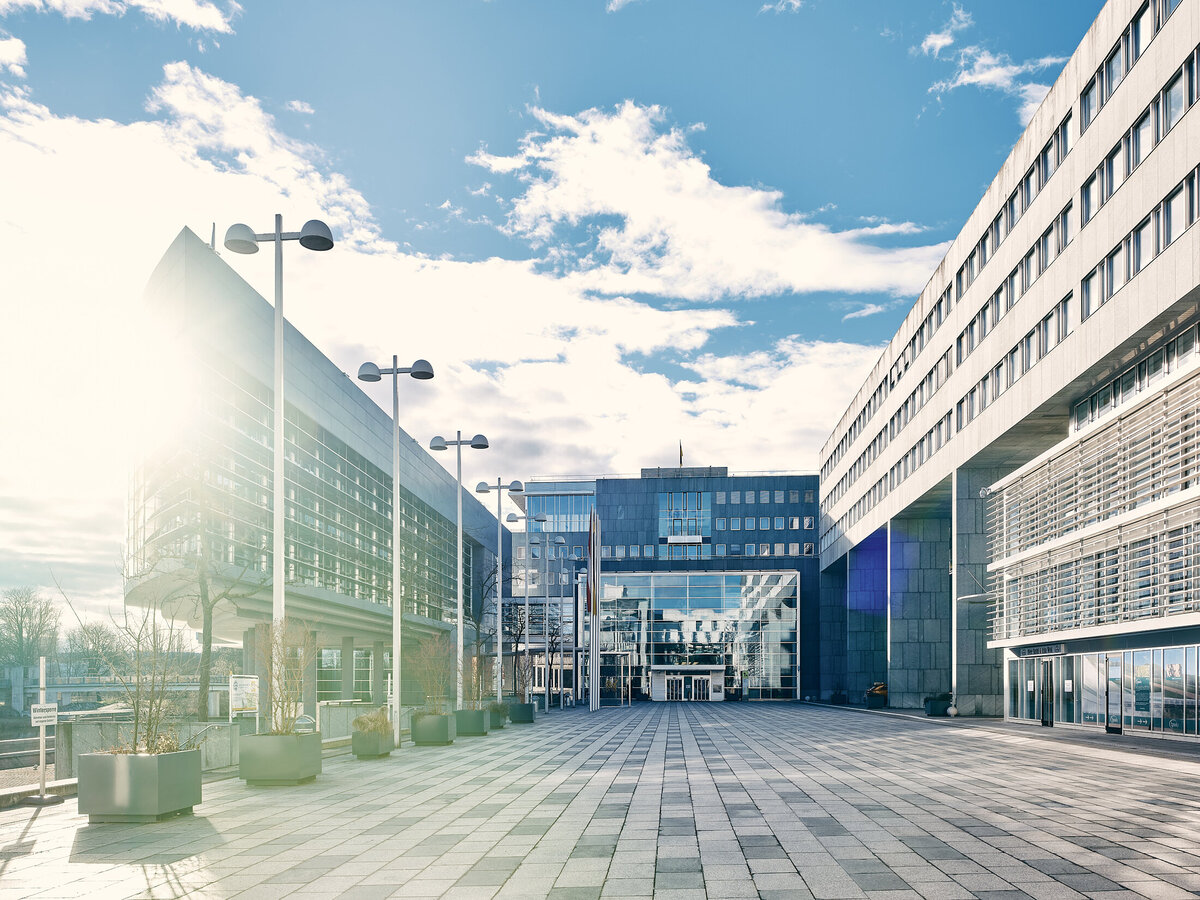 Moderne Architekturfotografie des Landhausviertels St. Pölten – Verwaltungsbau mit klarer Linienführung und starker Lichtstimmung für öffentliche und institutionelle Projekte in Österreich