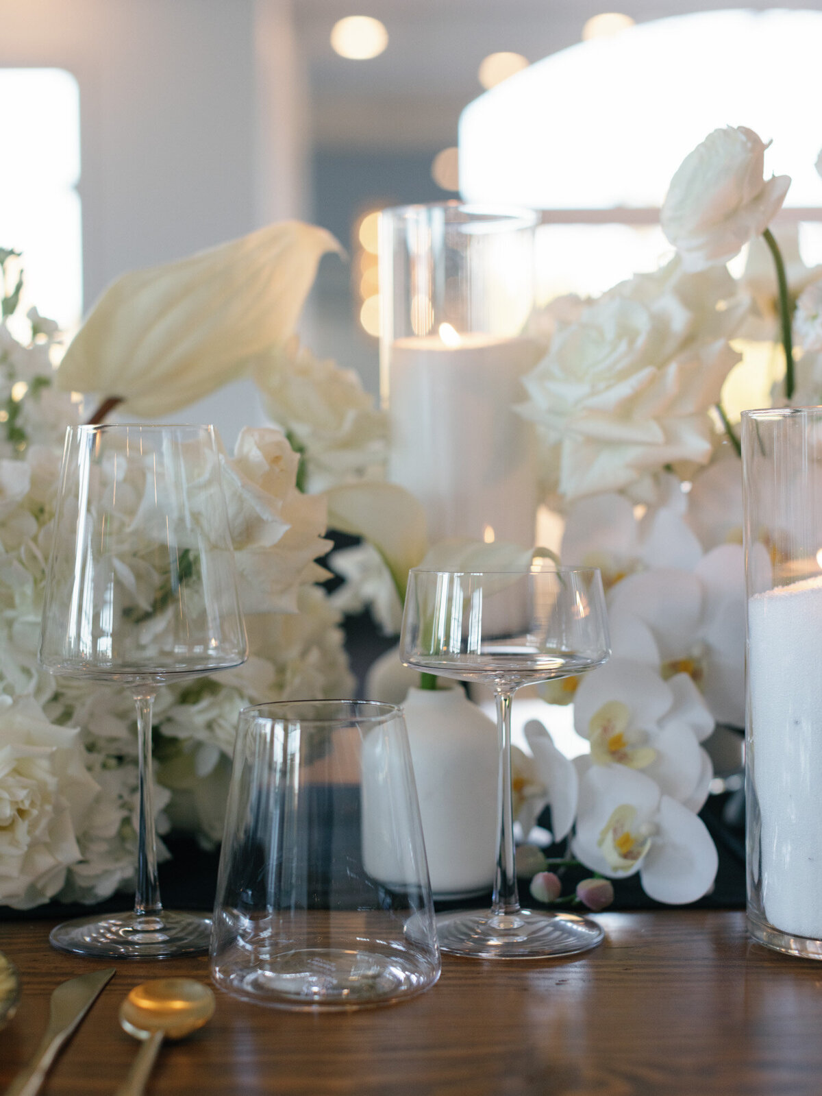 Modern Black and white reception  design details on a kings table. 