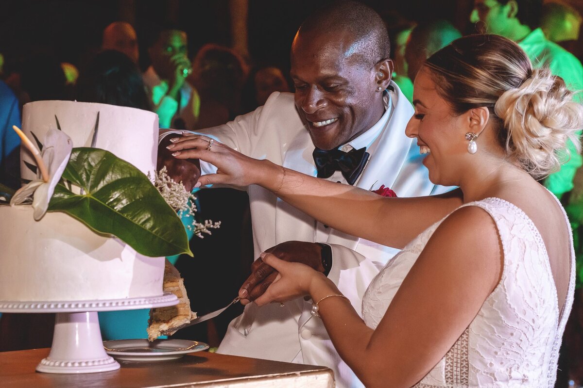 Bride and groom cutting the cake at wedding in Riviera Maya