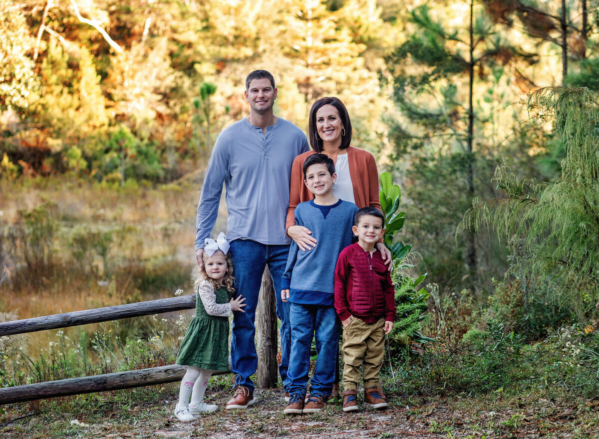 navarre-family-photography-family-in-woods