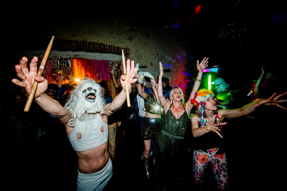 a harpist with her harp in front of a graffiti wall - Edgy photograph