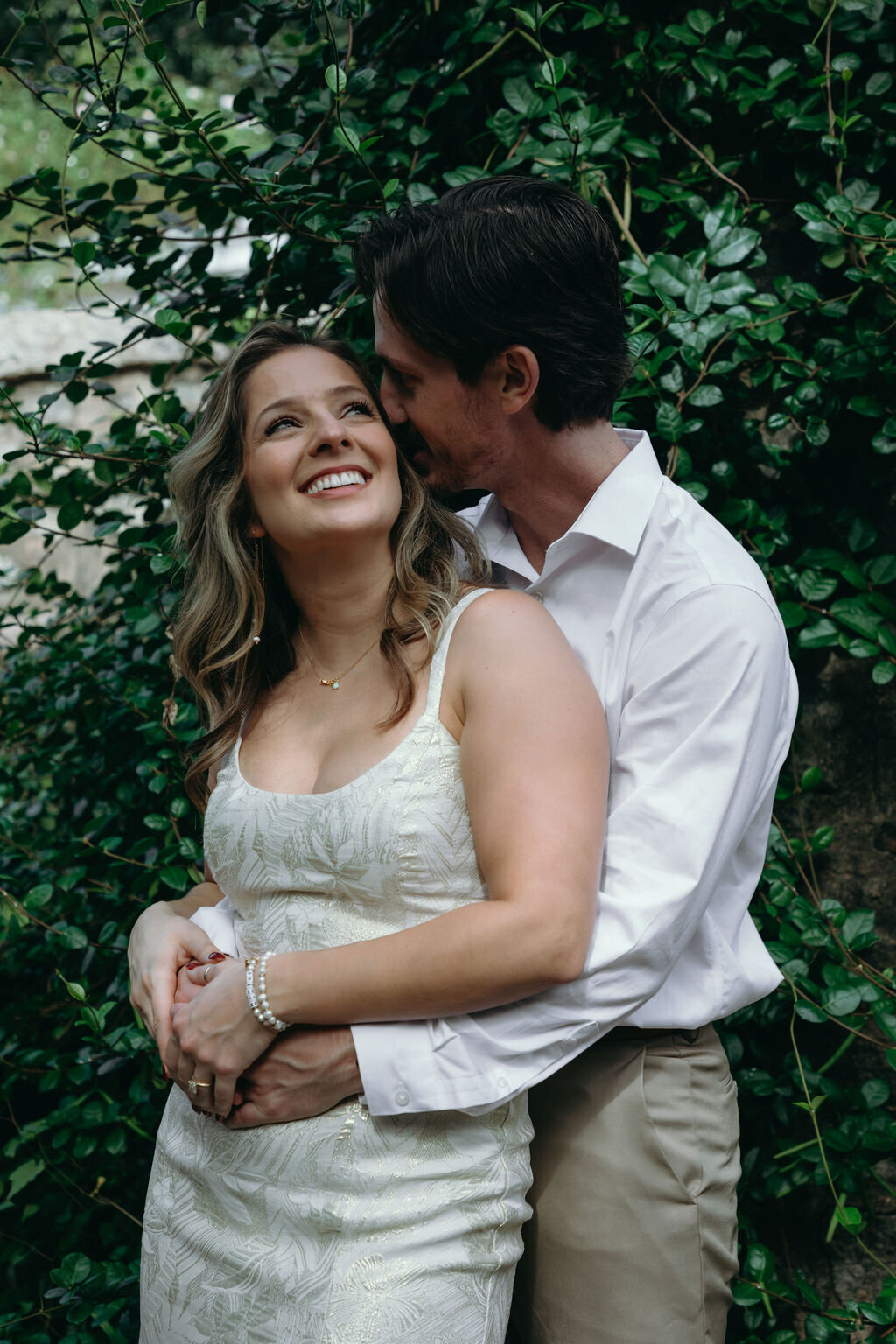 meredith-michel-photography-romantic-garden-couples-embrace-richmond-va