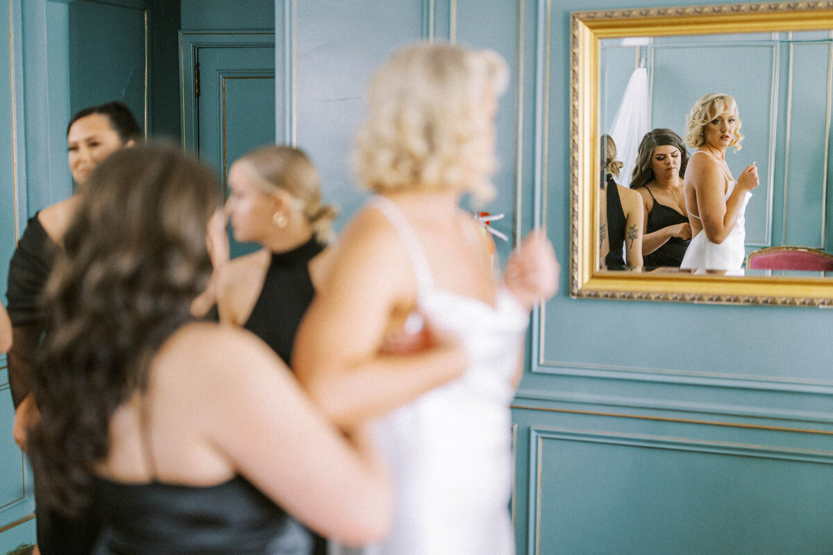 bridesmaid-getting-ready-reflection-in-mirror