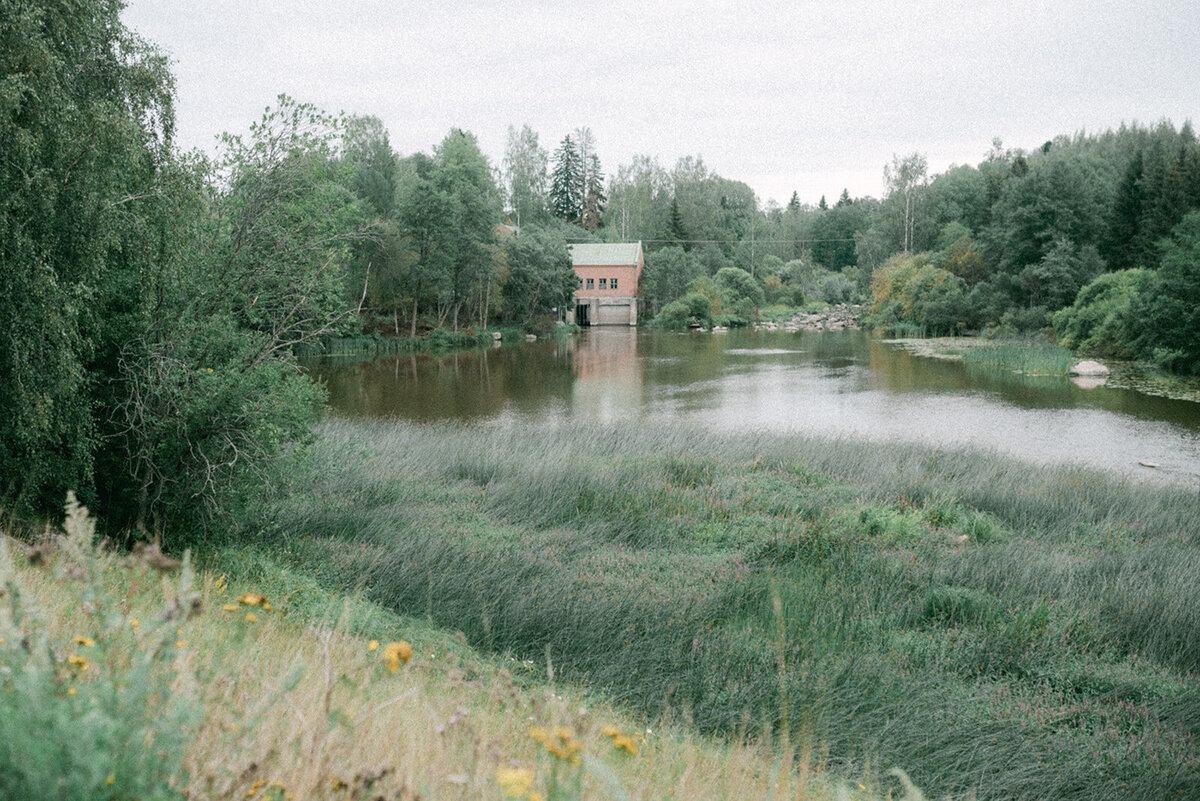Wedding photo of an Intimate and romantic wedding  photography session in Porvoo by photographer Hannika Gabrielsson