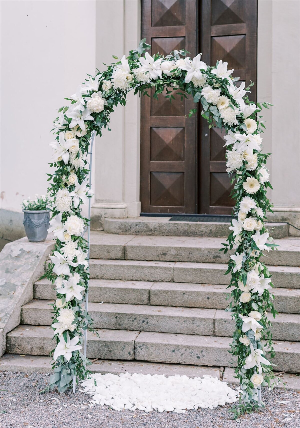 Destination Wedding Photographer Anna Lundgren - helloalora Rånäs Slott chateau wedding in Sweden outdoor ceremony wedding flower arch