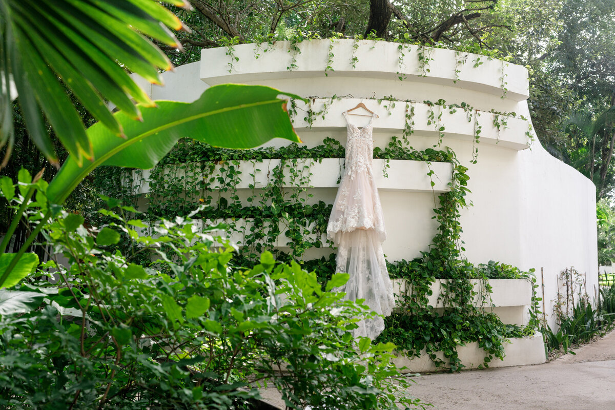 Berlez-Aspen-Avenue-Chicago-Wedding-Photographer-Grace-and-Ivory-Wedicity-Mexico-Editorial-Luxury-Tropical-Aveil-Brides-Designer-9