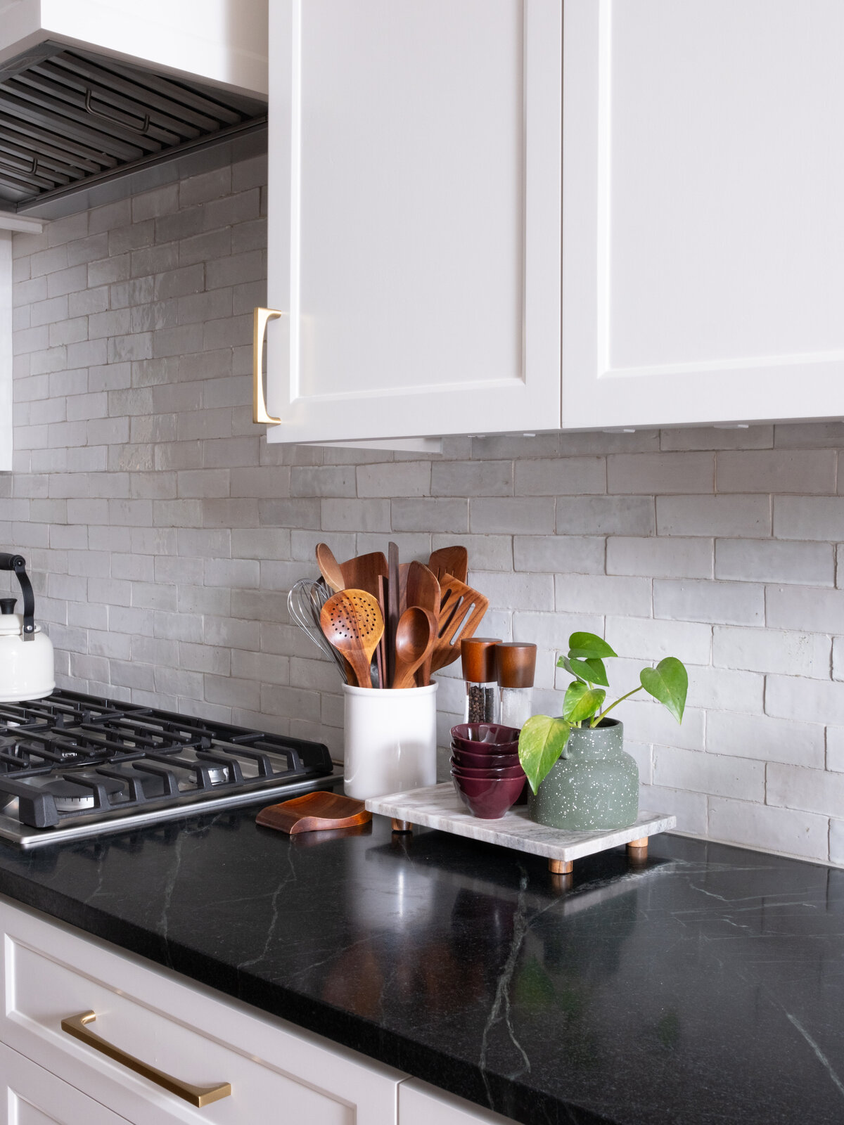 hello-home-austin-cream-kitchen-remodel-zellige-backsplash-contemporary-kitchen-gas-cooktop-soapstone-countertop-17