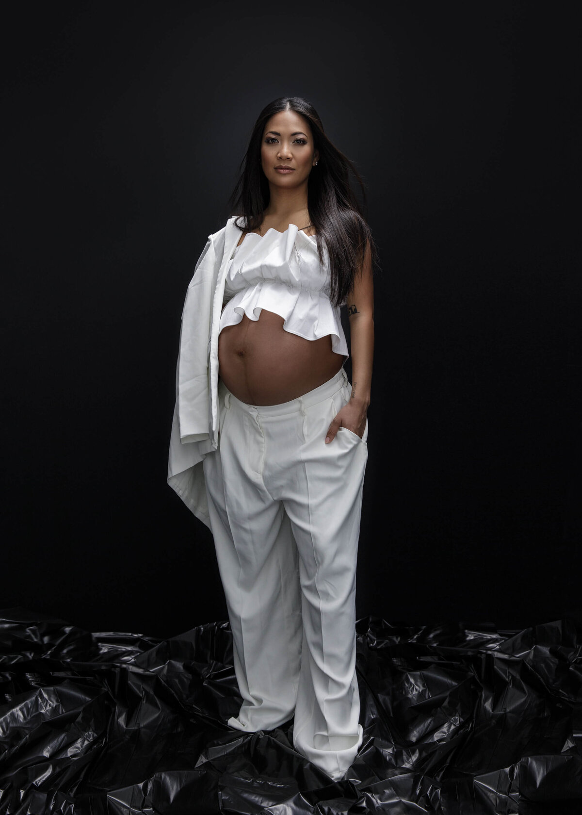babybauchfotografie-bamberg-weisse-hose-rueschenbluse-zara