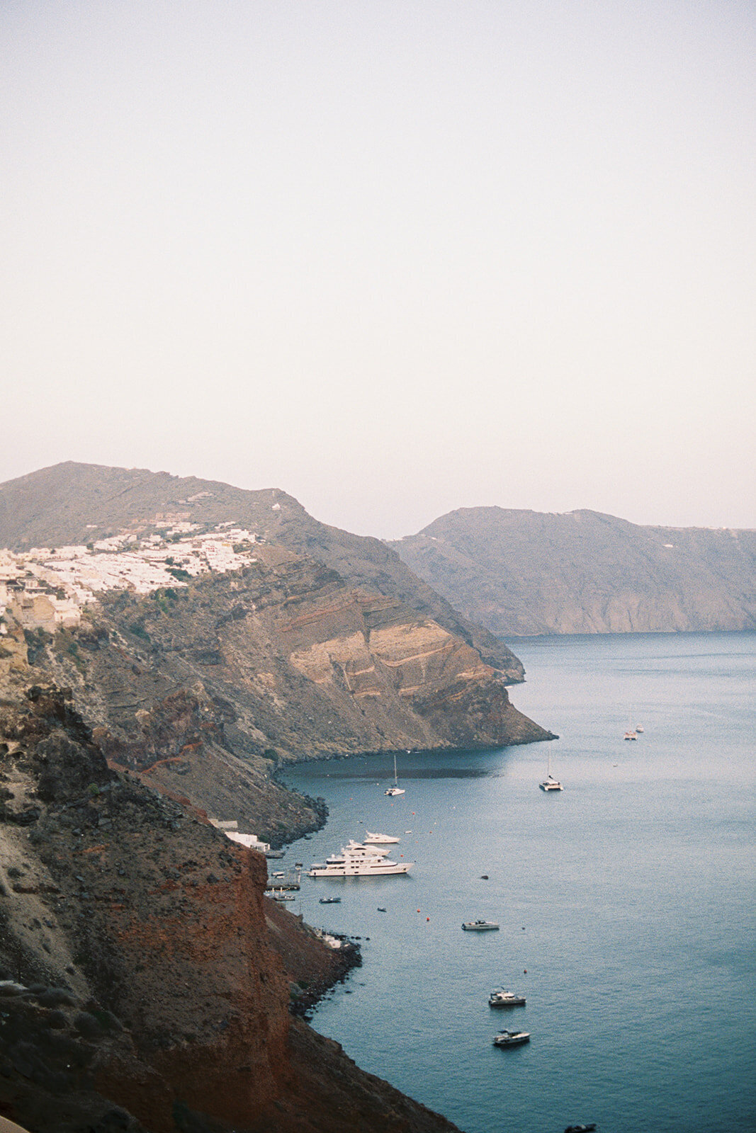 allieandkyle_film_oia_santorini_greece_lainatortoriciphoto-3