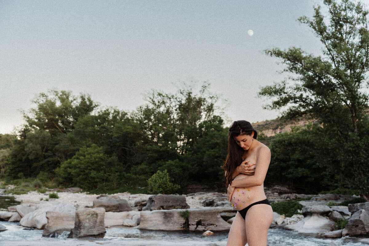 séance photo femme enceinte à la rivière