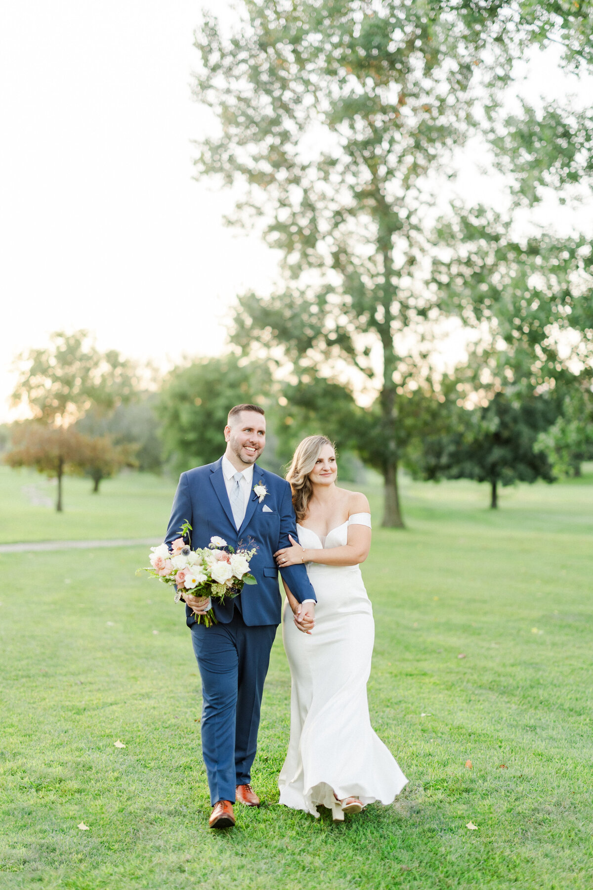 17_couple_walkingtogether_lake_wisndsor