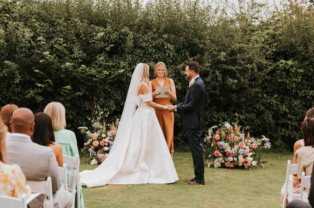 Issy-and-Bella-Floral-Design-Wedding-Florist-Herefordshire-Broadfield-Court-j&N47
