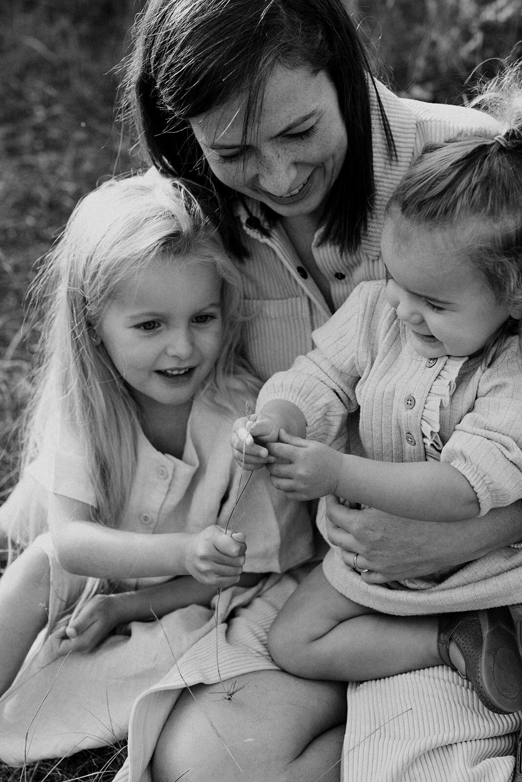 Gezinsfotografie in Nijlen tijdens golden hour – pure, spontane momenten vastgelegd in de heide.