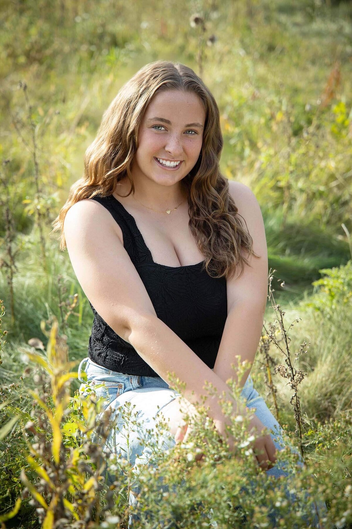 senior-girl-posed-in-field