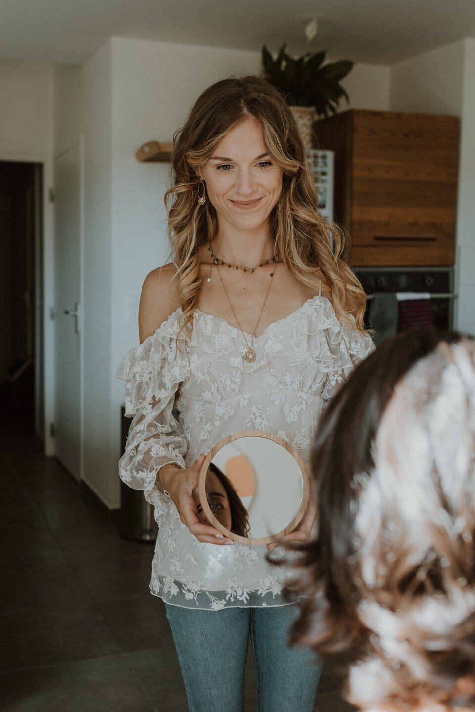 Photo d'Anne-Sophie (ASMakeupandHair) en train de montrer le résultat à l'une de ses clientes lors des essais mariées