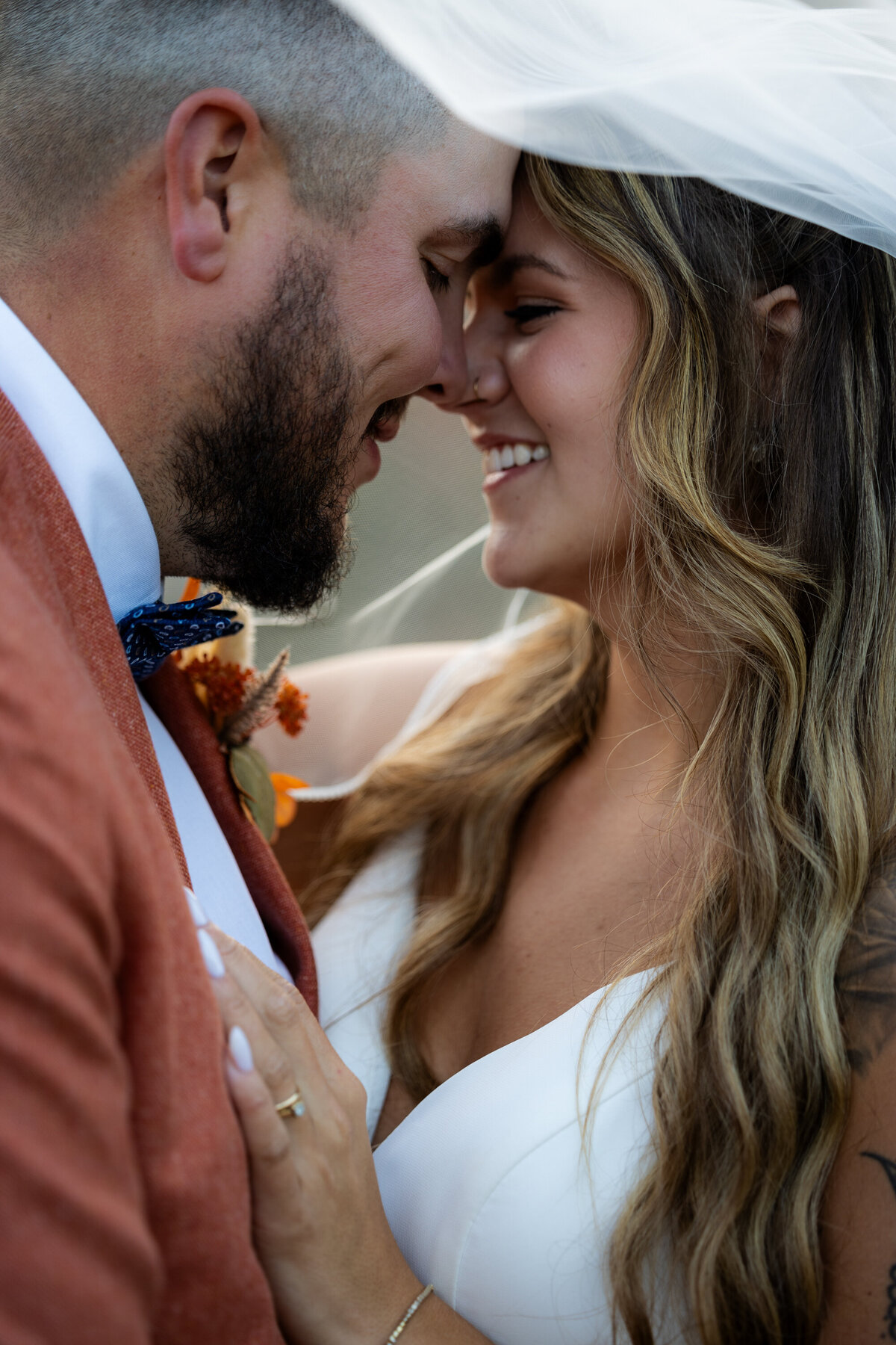 Couple heureux sous voile lors du mariage Photographe de Québec
