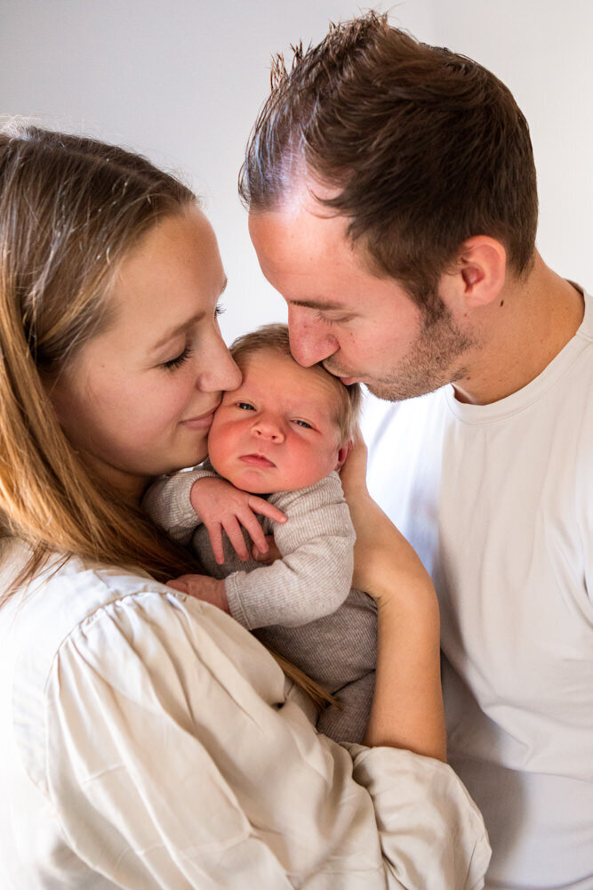 knuffelfoto ouders met newborn baby
