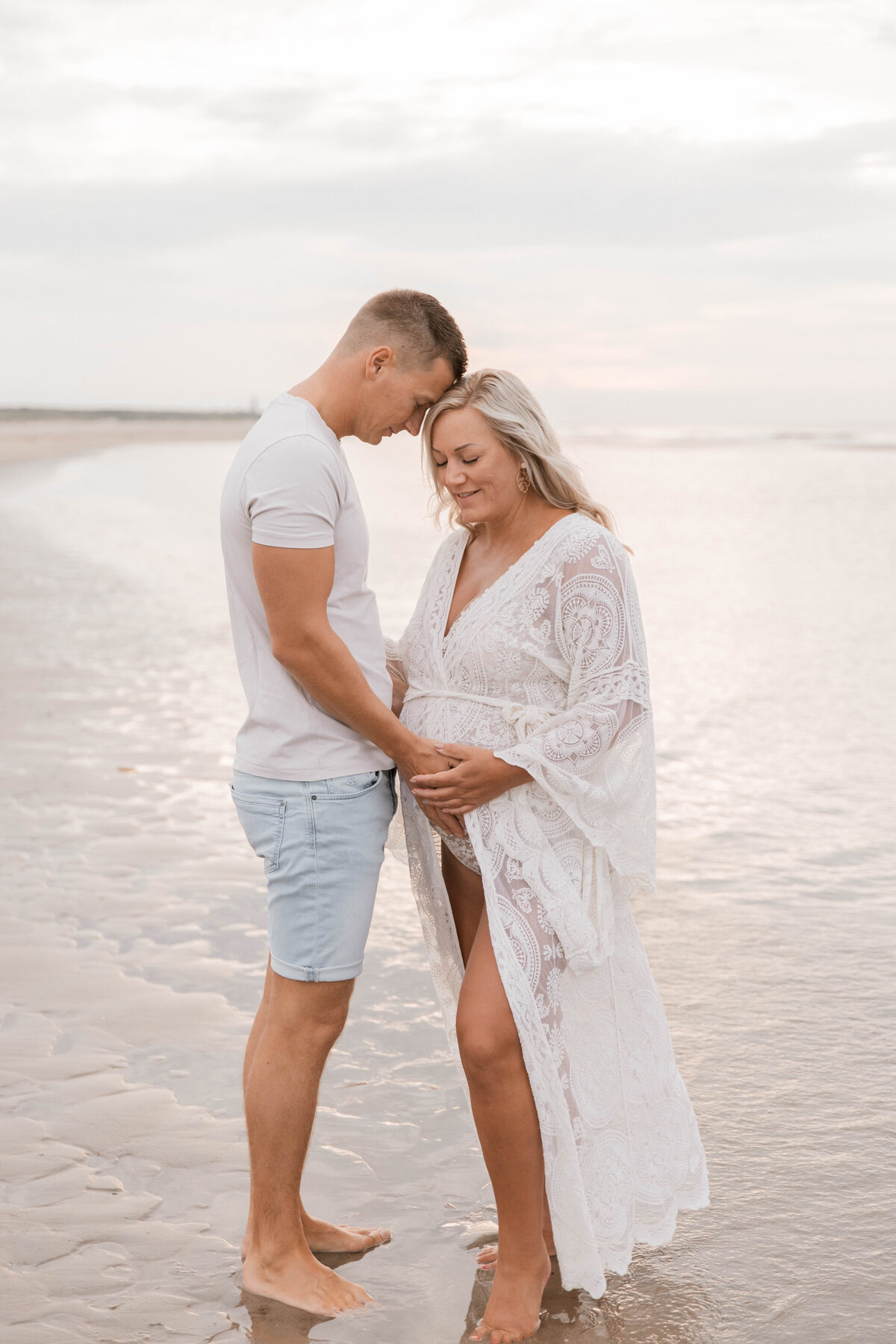 Petra en Joey babyloveshoot strand - 22 sep 2024 door Studio Lorá Photography -39