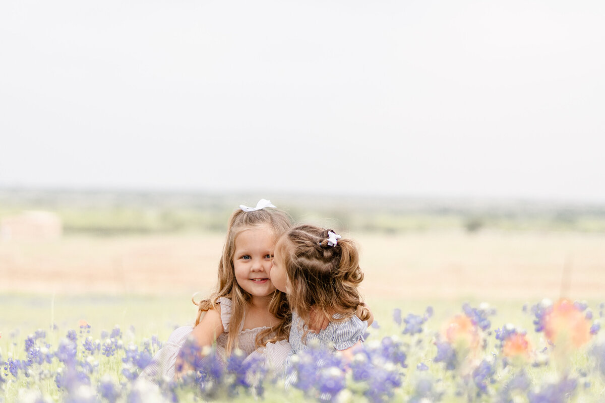 sister-kisses-in-bluebonnets
