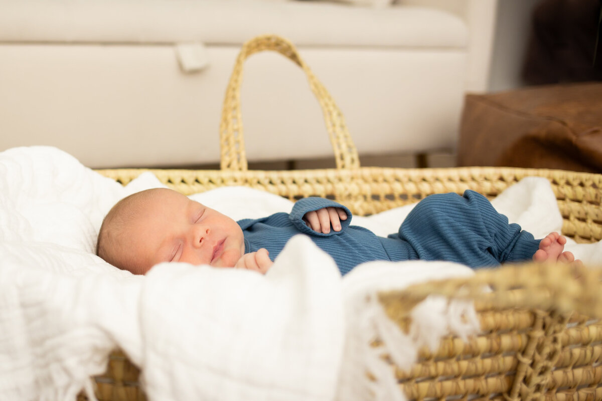 newborn-lifestyle-session-cozy-living-room-long-island