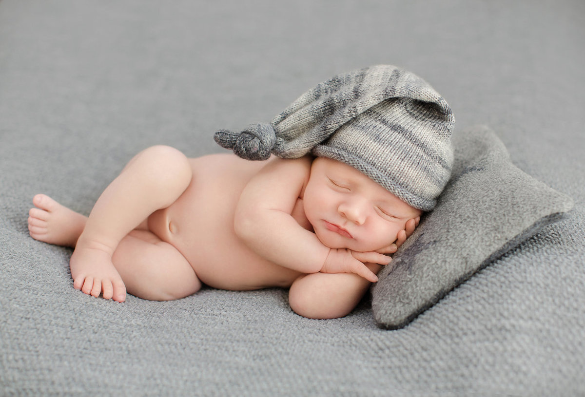 newborns in hats352