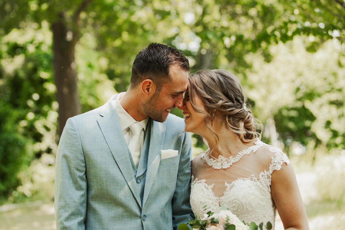 wedding-day-bride-groom-flowers-boeket