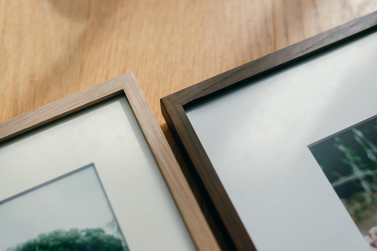 木目が美しいオークの額縁の寄り写真