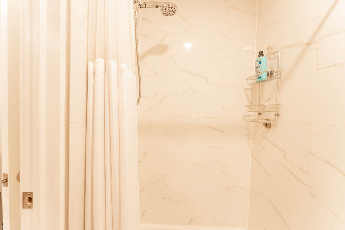 Bathroom 2 (2)