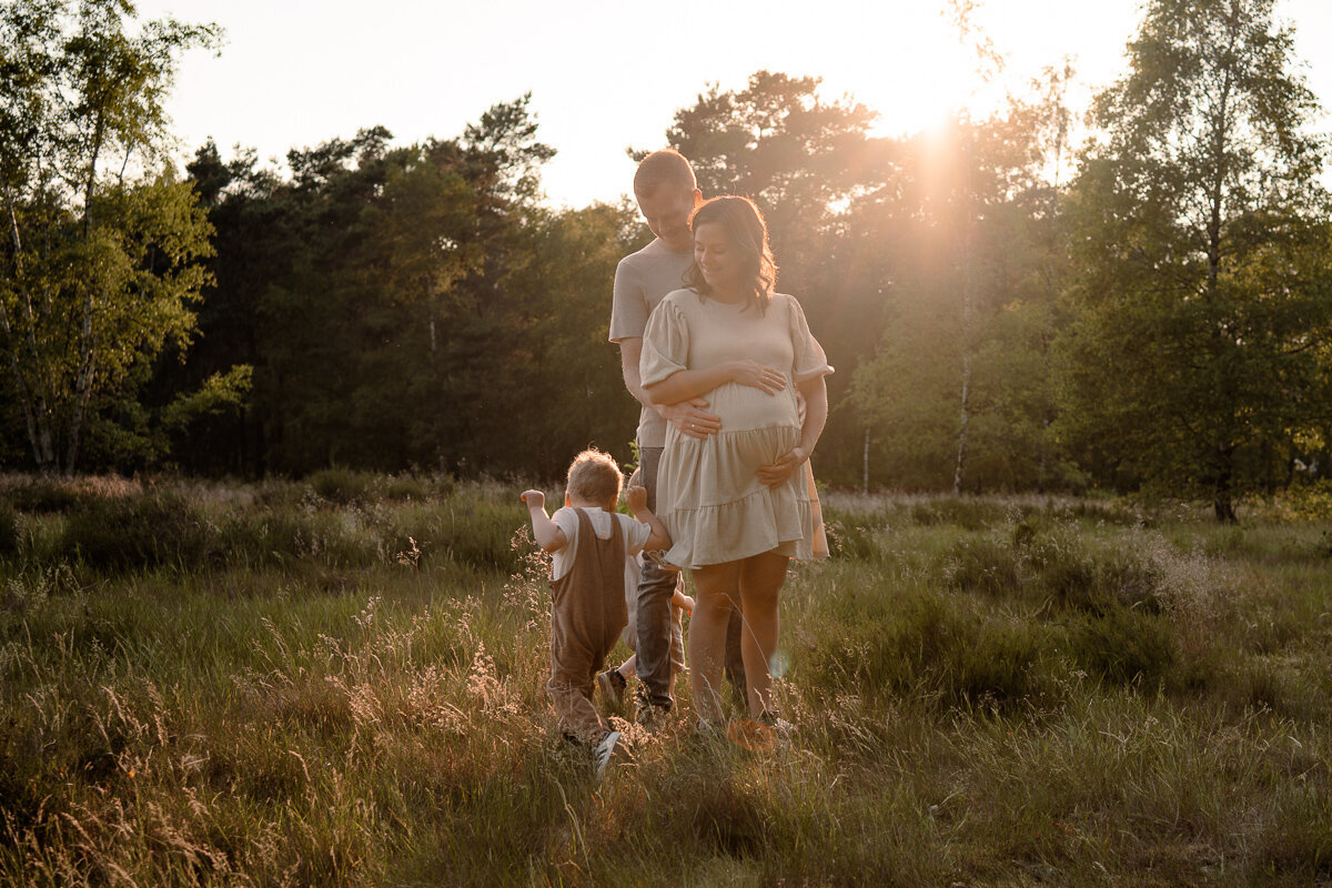 Joenne-Bokhorst-Fotografie-zwangerschapsshoot-zonsondergang-Apeldoorn-4