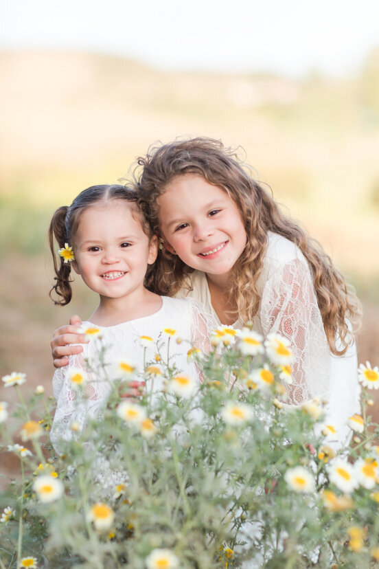 young-sisters-in-daisy-field-Bonita-San-Diego