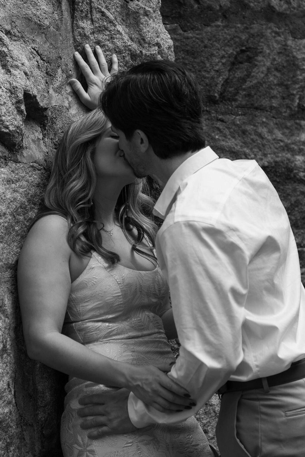meredith-michel-photography-black-and-white-stone-wall-kiss-richmond-va