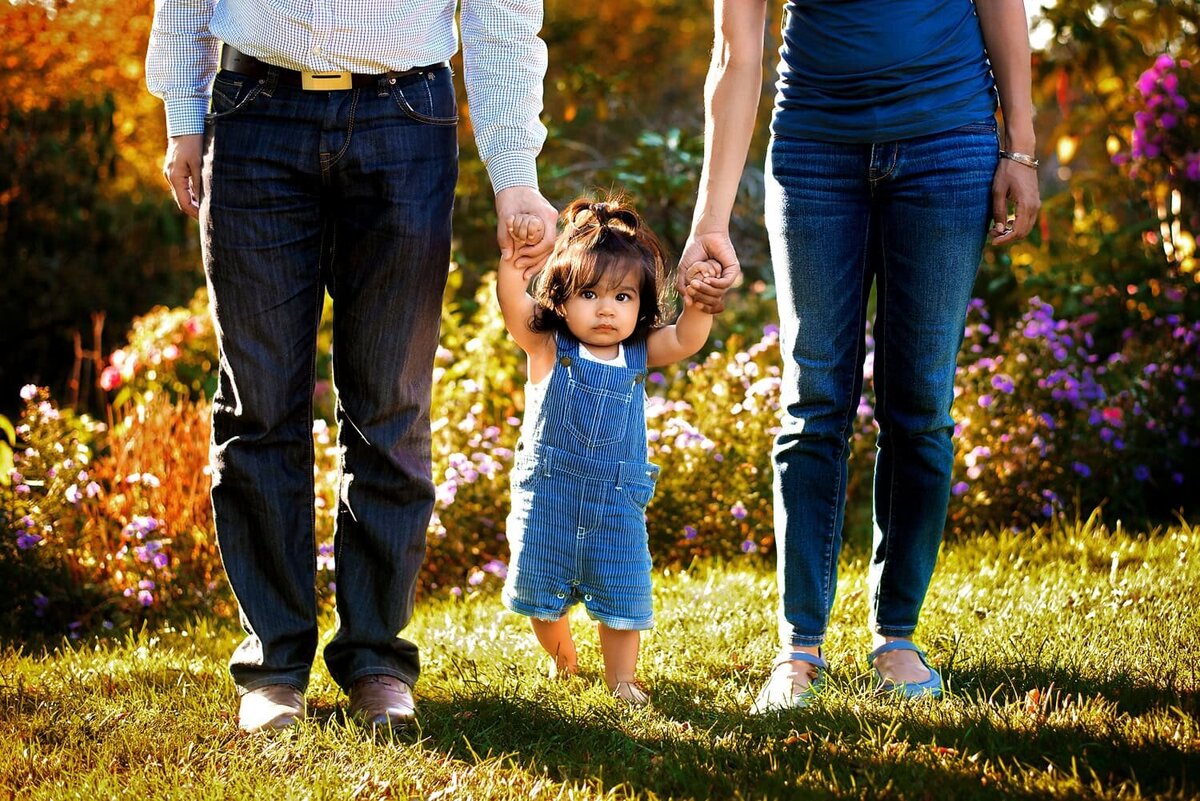 outdoor-family-photography_vancouver-fraser-valley_queen-elizabeth-park_sunset-toddler-parents