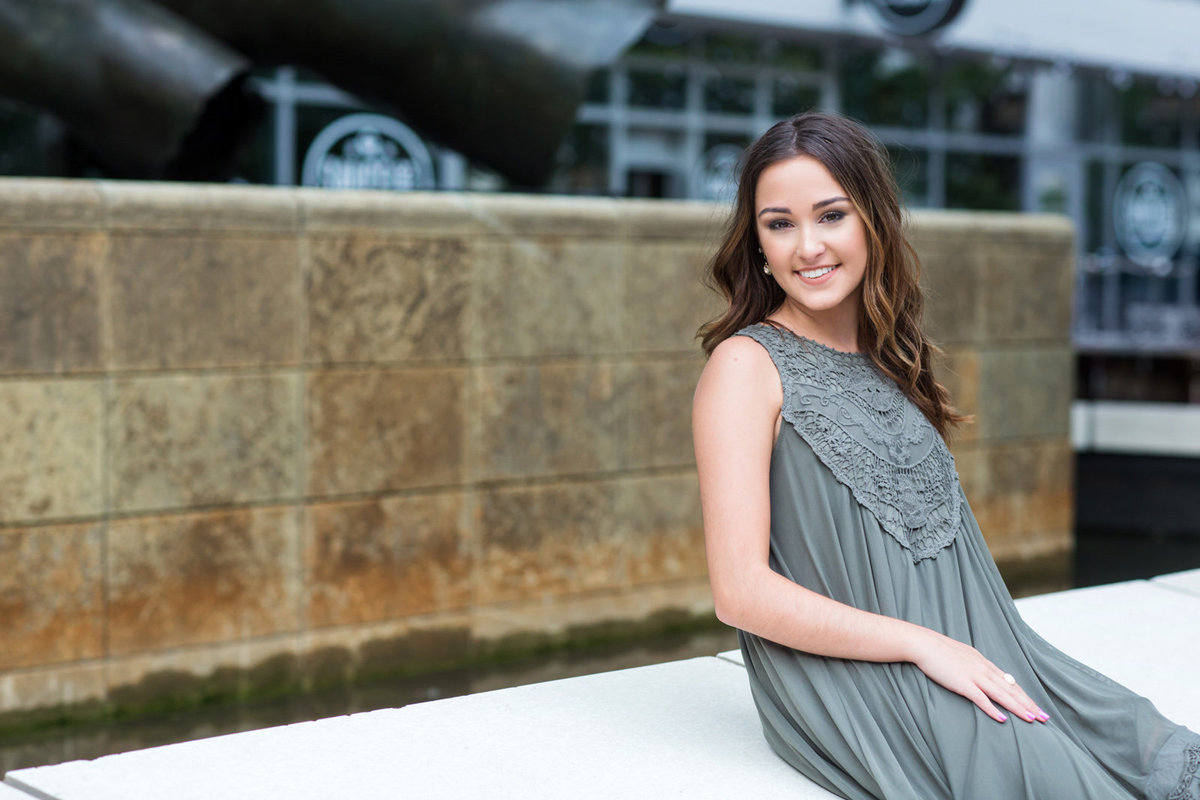 L Photographie high school senior photos Old Post Office Plaza downtown 74