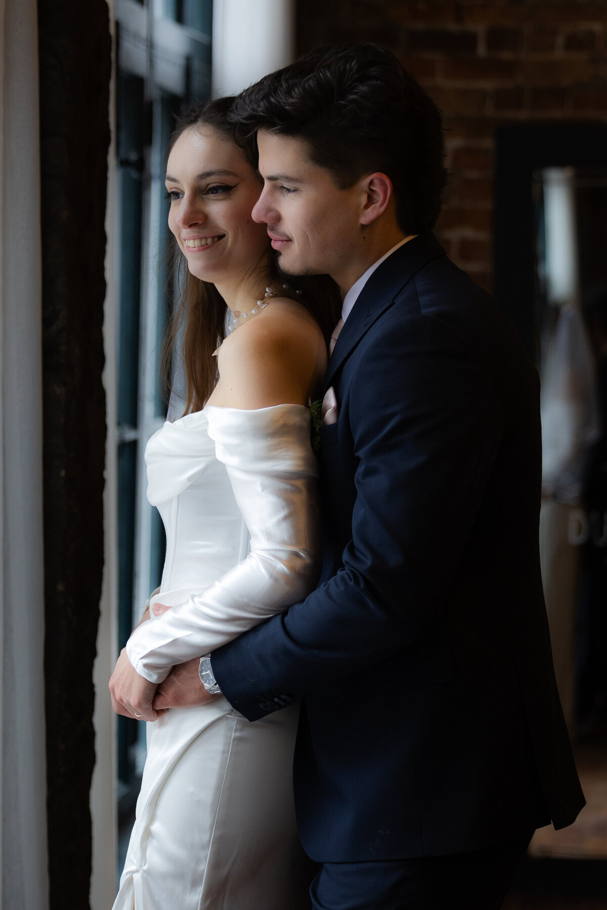 Couple de jeunes mariés à la fenêtre Vieux Port de Montréal