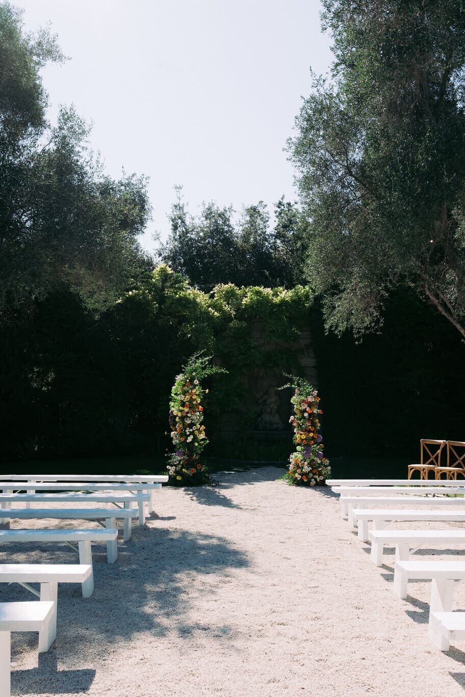 beautiful-floral-design-for-outdoor-ceremony2