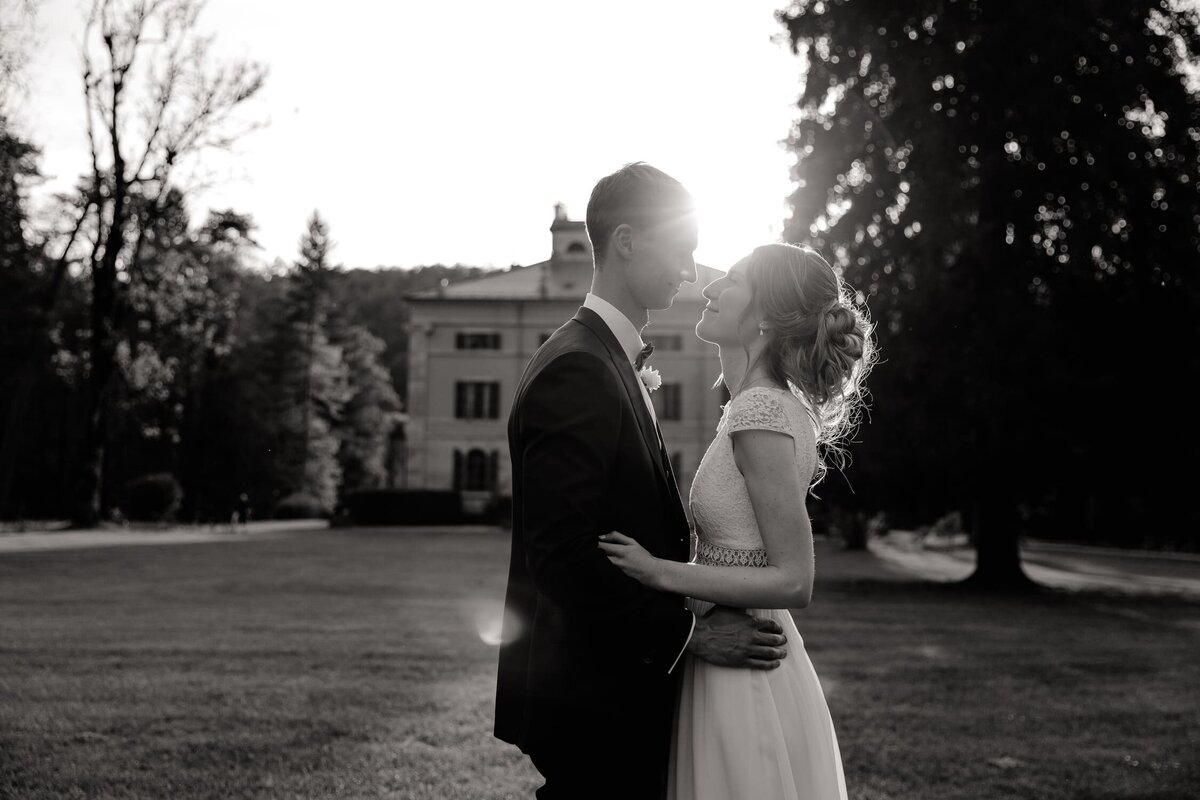 Elodie-et-Ludvik-mariage-couple-exterieur-profil2